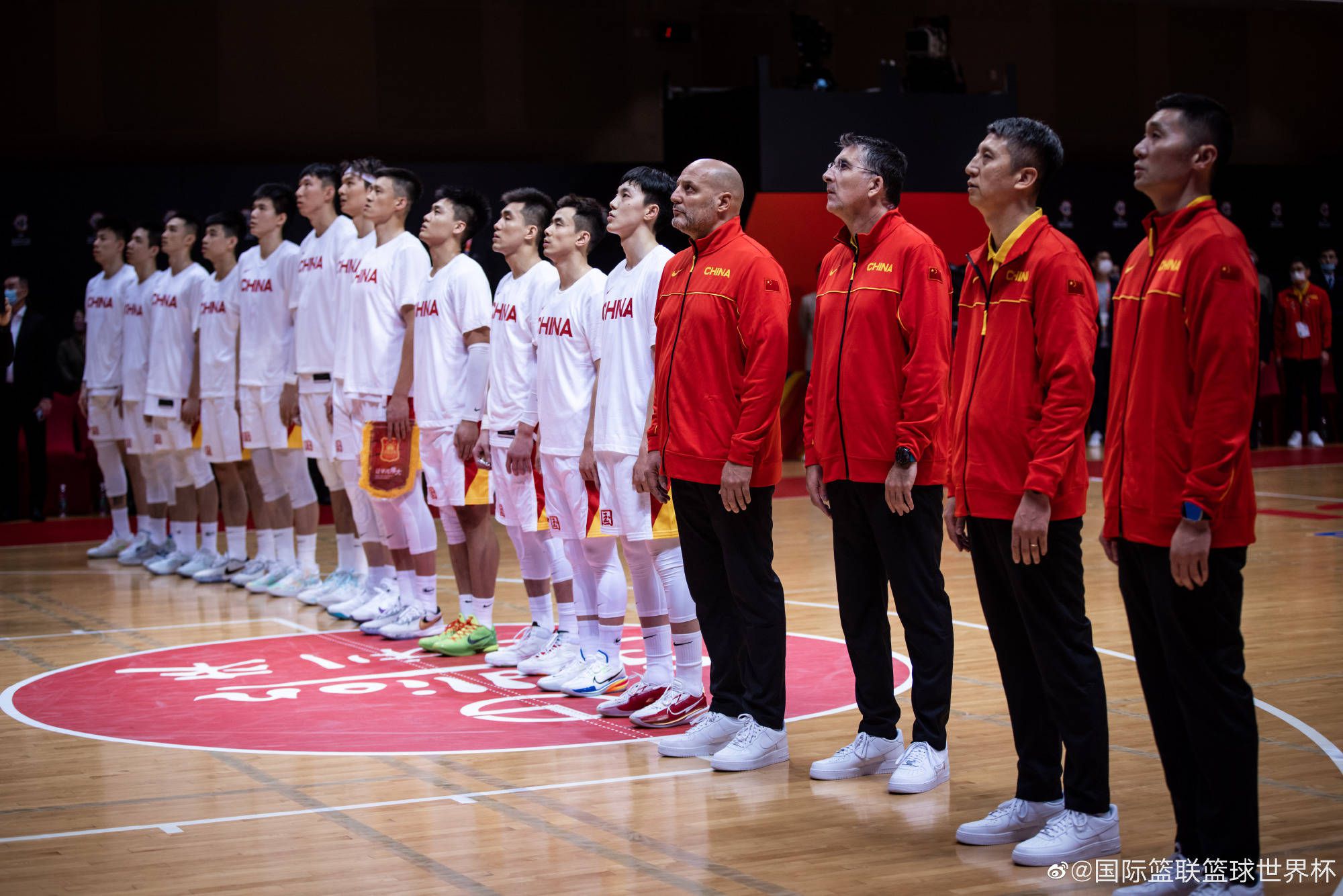 明日湖人客战森林狼：雷迪什大概率出战詹姆斯浓眉出战成疑明日NBA常规赛，湖人客场挑战森林狼。